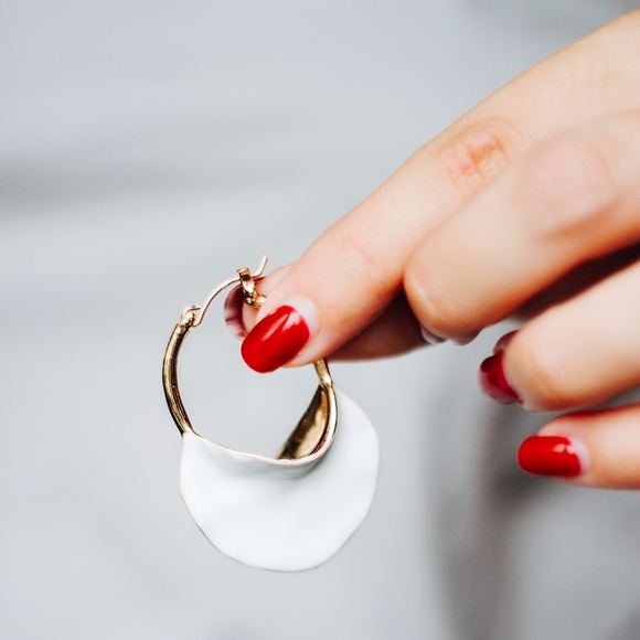 White Shell Irregular Gold Hoop Elegant Earrings - Picture 5 of 8